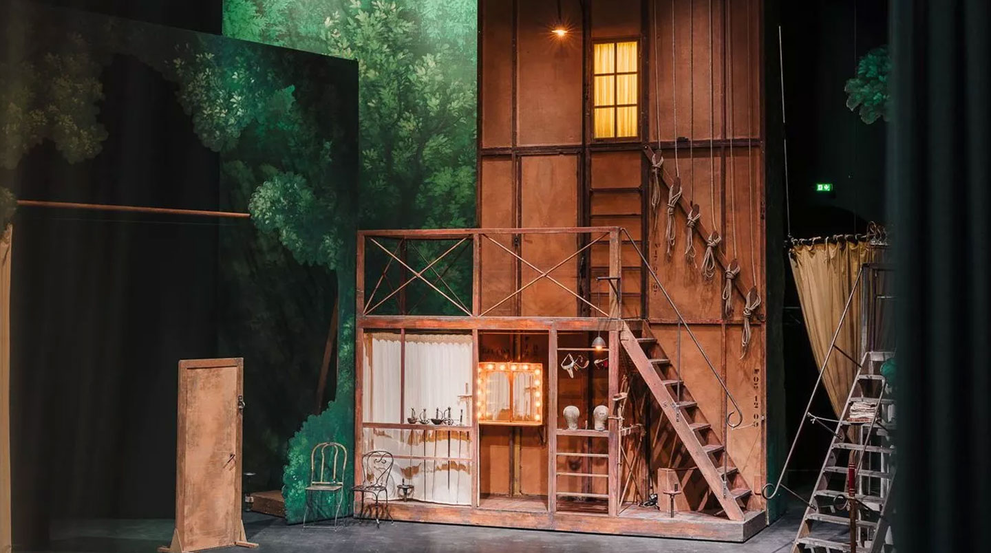 Détail de pièces en bois, métal et résine colorée prêtes à être assemblées pour un décor événementiel